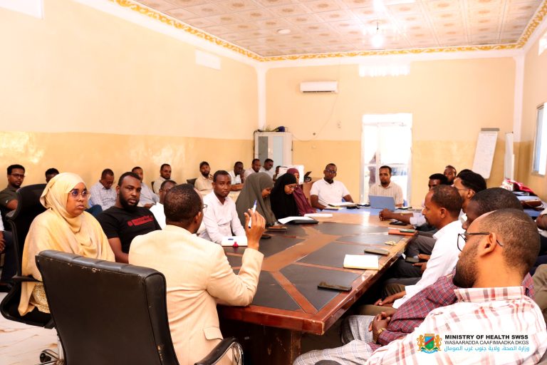 Agaasimaha Guud ee Wasaaradda Caafimaadka DKGS Mudane Dr Ibrahim Adan Ali Soomow ayaa shir gudoomiyay kulanka Billaha ah ee Shaqaalaha Xafiiska Dahaxe ee Wasaaradda Caafimaadka DGKGS.